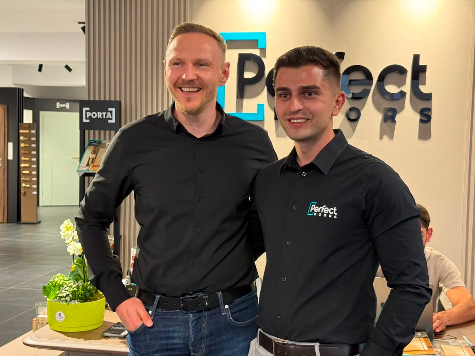 Daniel Gagea împreună cu clientul Perfect Doors